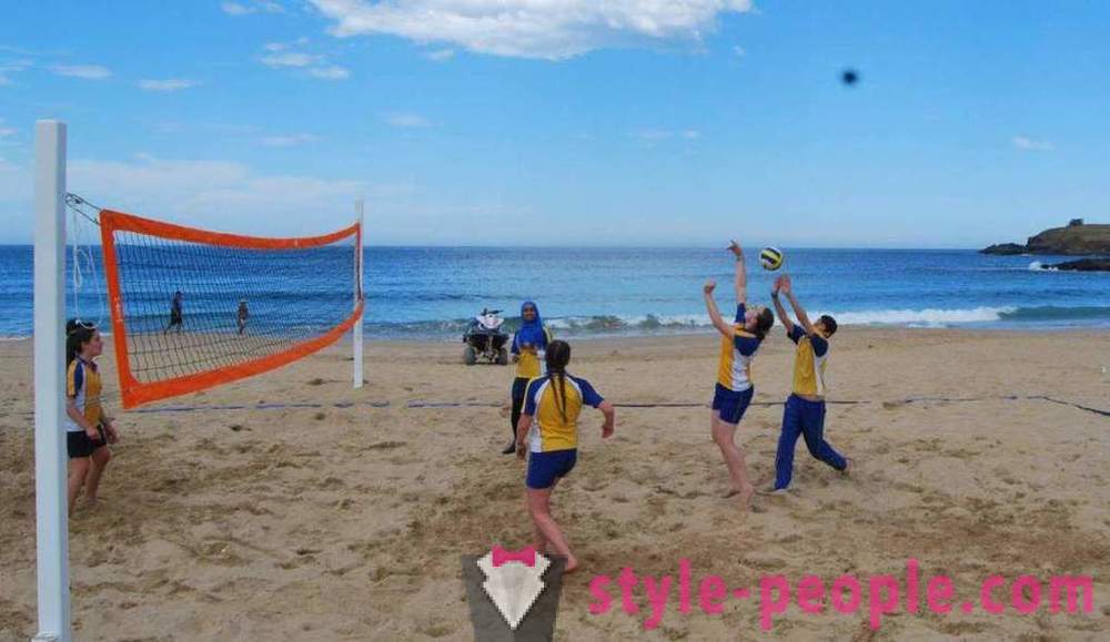 Bola tampar pantai: peraturan dan ciri-ciri permainan yang dinamik