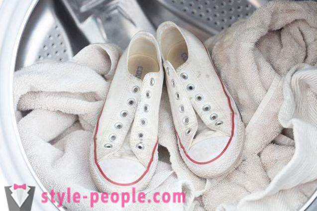 Bagaimana untuk memutihkan kasut putih anda di rumah? petua berguna