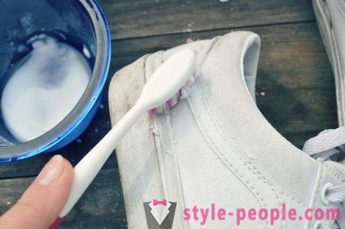 Bagaimana untuk memutihkan kasut putih anda di rumah? petua berguna