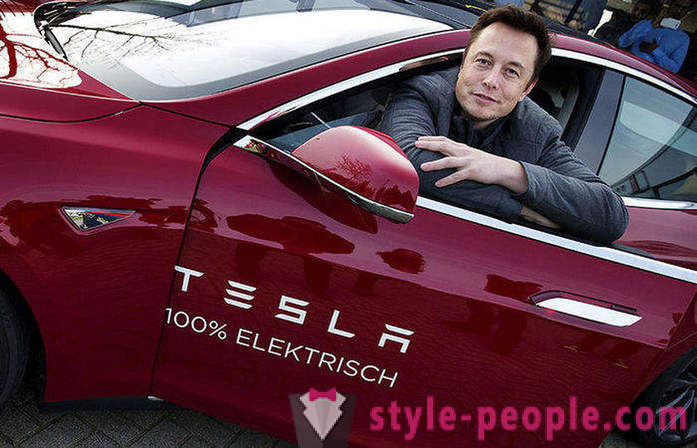 Kereta dari garaj Elon Musk yang