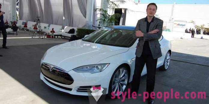Kereta dari garaj Elon Musk yang