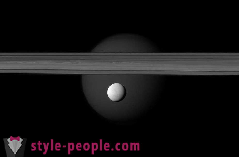 Satelit keenam Saturn dalam kanta