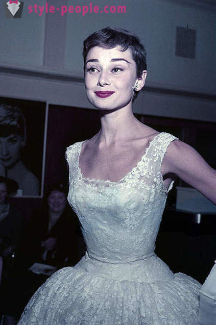 Cucu Audrey Hepburn cuba mengulangi imej yang terkenal nenek