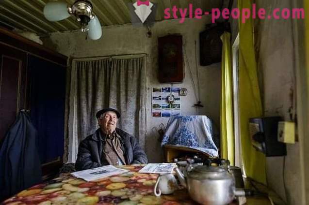 Guru kampung berusia 85 tahun telah terkumpul di rumah, tetapi dia memberikan wang kepada anak-anak yatim