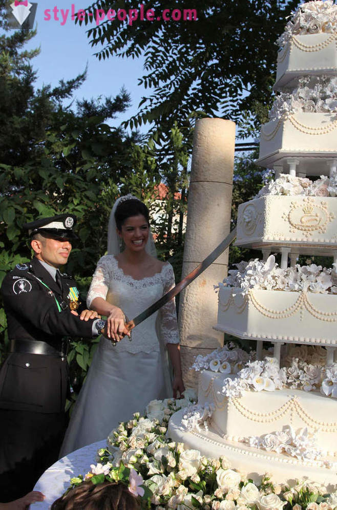 Untuk keselesaan dan menarik kek perkahwinan diraja