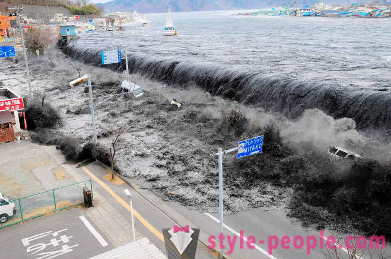 Pantai Jepun, tsunami yang rosak pada tahun 2011, melindungi dinding 12 meter