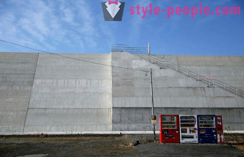 Pantai Jepun, tsunami yang rosak pada tahun 2011, melindungi dinding 12 meter