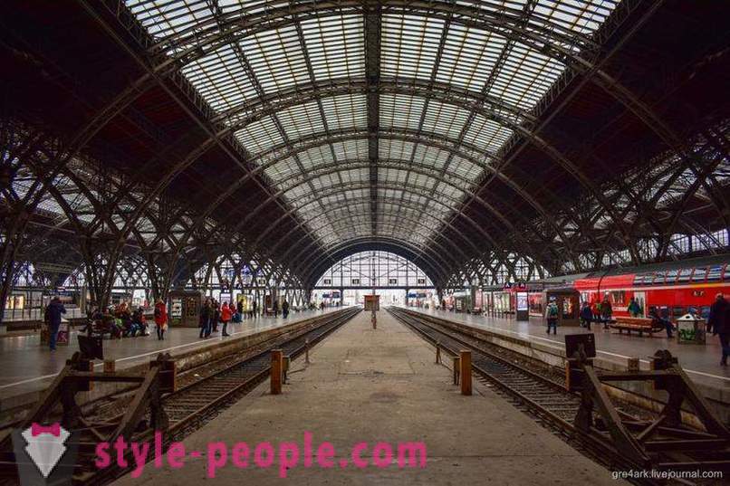 Stesen kereta api yang terbesar di Eropah Walk