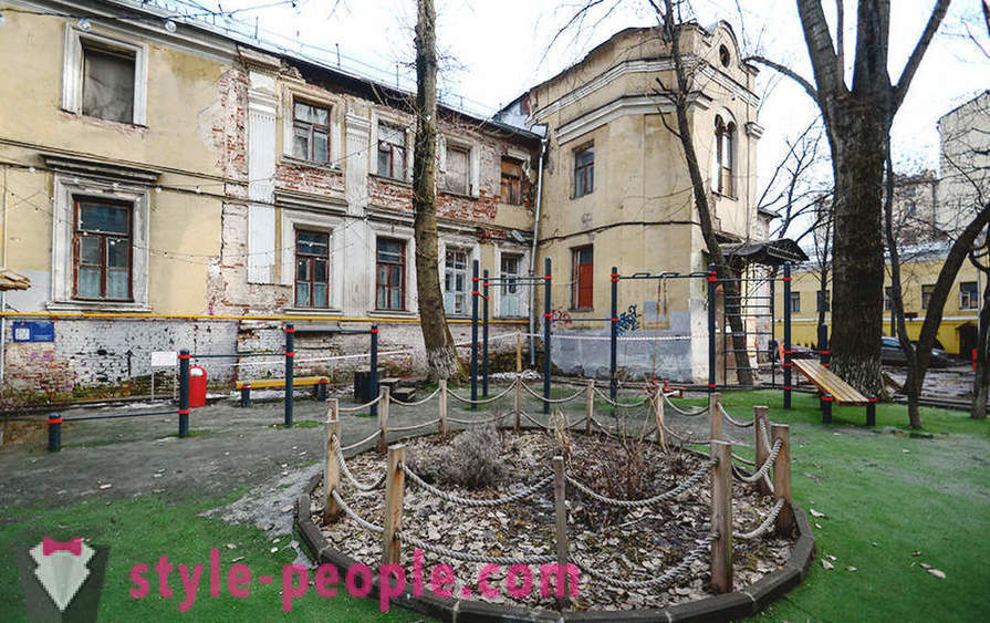 Kos pangsapuri di rumah-rumah besar Moscow tertua