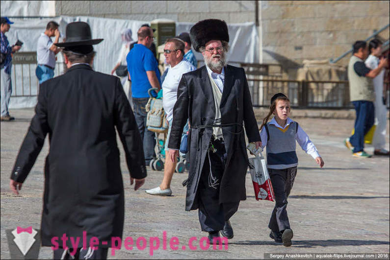 Mengapa Yahudi agama memakai pakaian khas