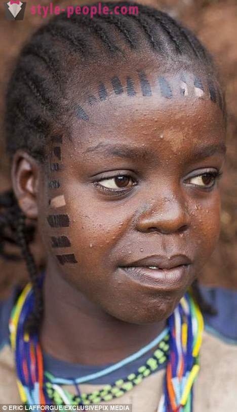 Di Afrika, parut menghiasi bukan sahaja lelaki