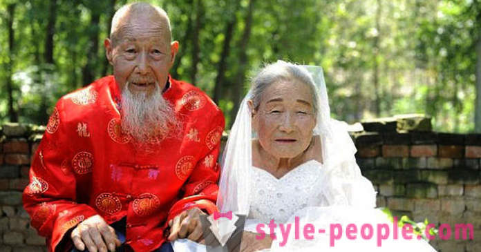 Selepas 80 tahun berkahwin, pasangan itu akhirnya membuat pemotretan perkahwinan