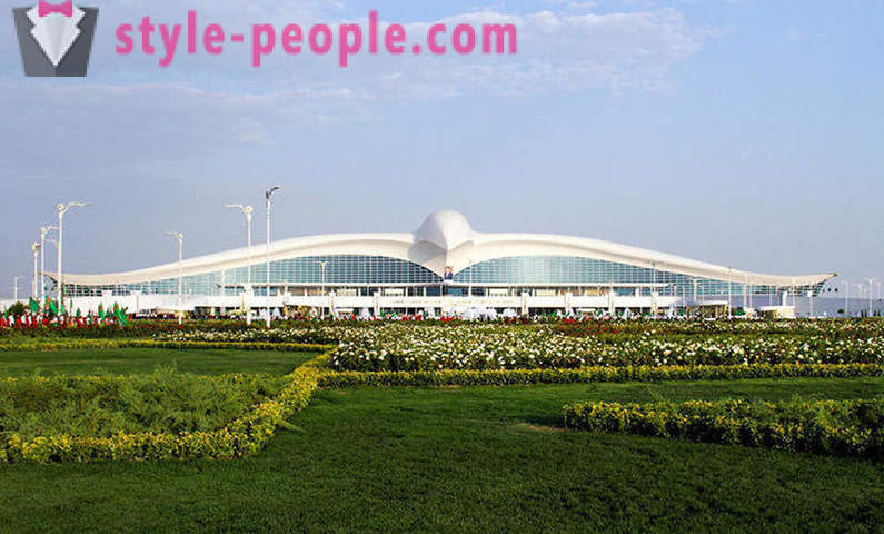 Turkmenistan membuka lapangan terbang dalam bentuk helang terbang