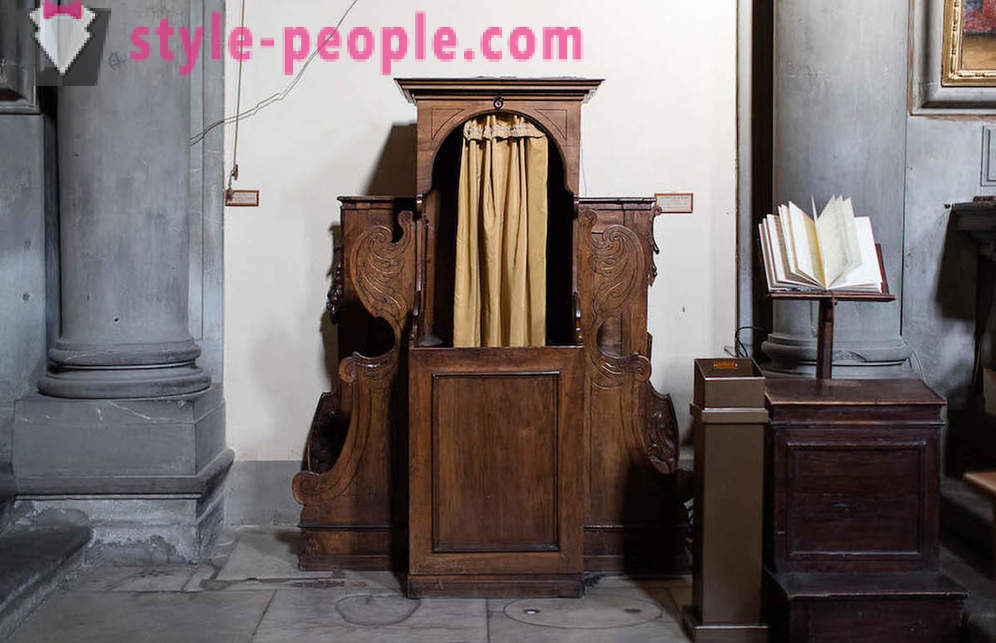 Pengakuan di dalam gereja Itali. Photographer Marcella Hakbardt