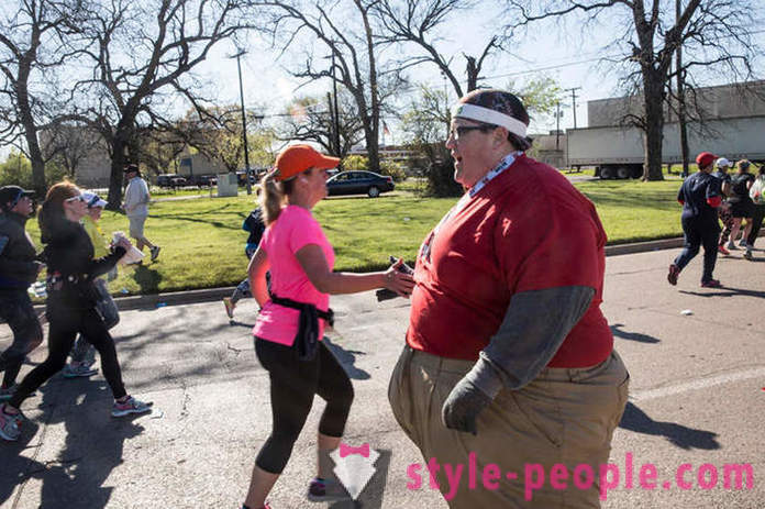 Berlari, tanpa henti: lelaki seberat 250 kg memberi inspirasi kepada rakyat dengan teladannya