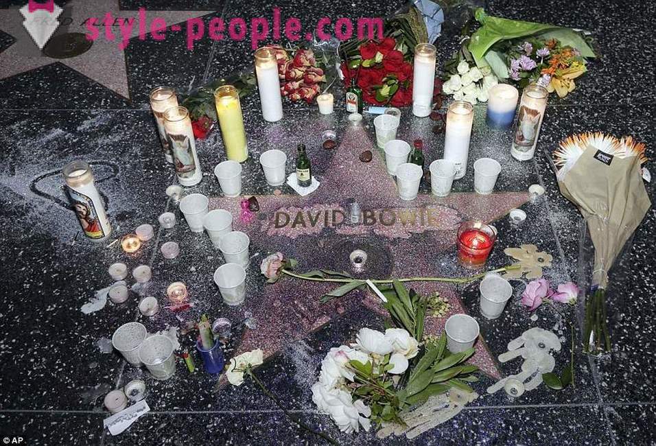 Peminat mengucapkan selamat tinggal kepada David Bowie