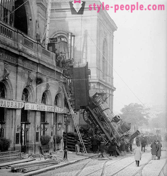 Melatih bangkai kapal di Stesen Montparnasse pada tahun 1895
