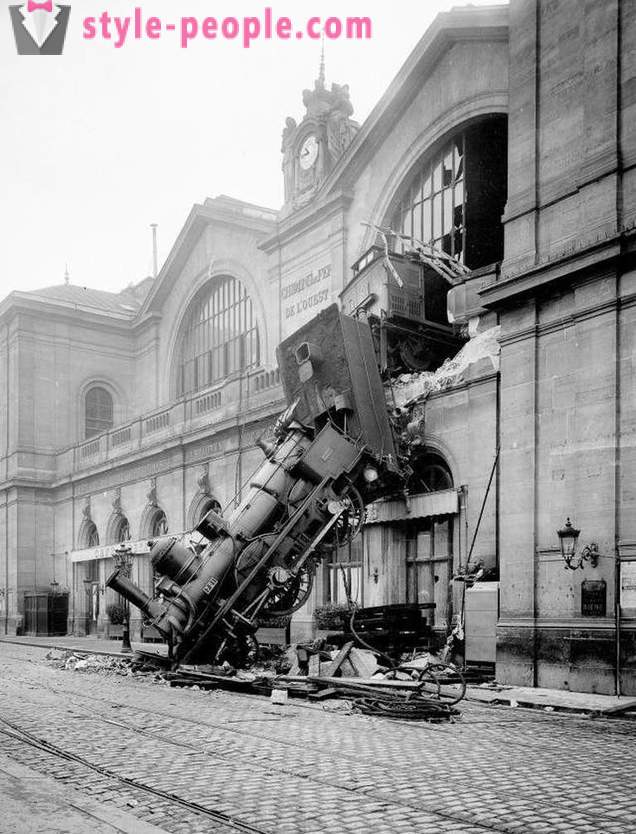 Melatih bangkai kapal di Stesen Montparnasse pada tahun 1895