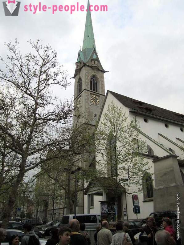 A berjalan kaki melalui bandar lama Zurich