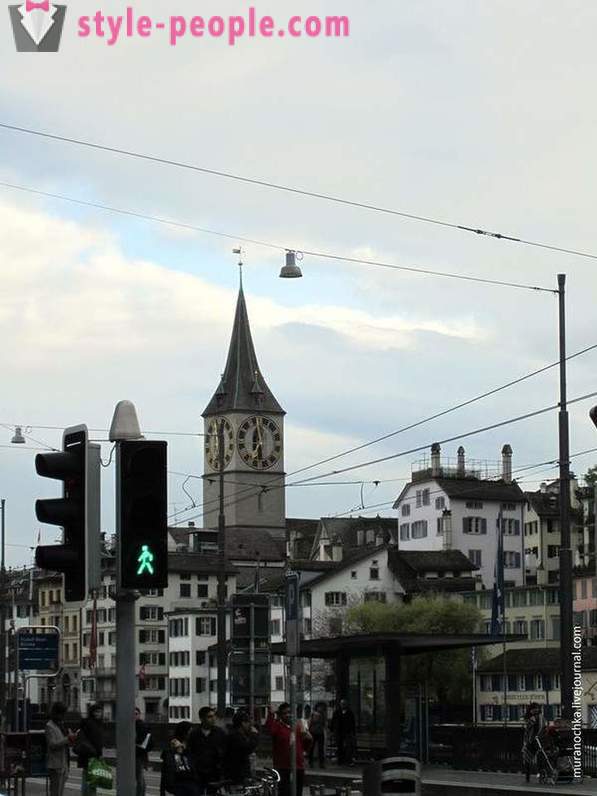 A berjalan kaki melalui bandar lama Zurich