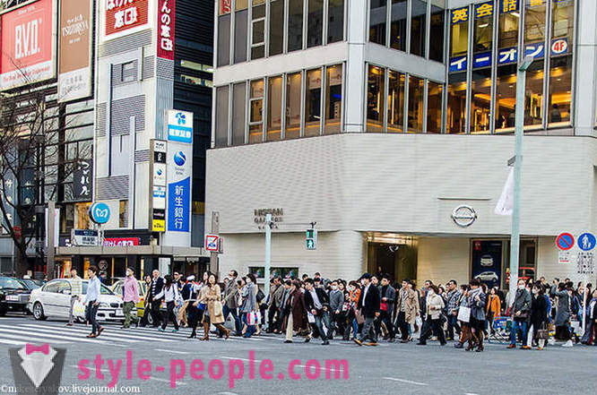 Sedikit tentang bilik mandi Jepun dan berjalan kaki di sepanjang jalan utama di Tokyo