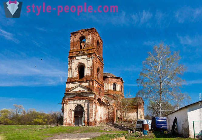 Gereja terbiar dan lukisan dinding di rantau Lipetsk yang