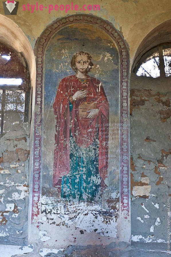 Gereja terbiar dan lukisan dinding di rantau Lipetsk yang