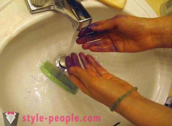 Belajar bagaimana untuk mencuci pewarna rambut dari kulit