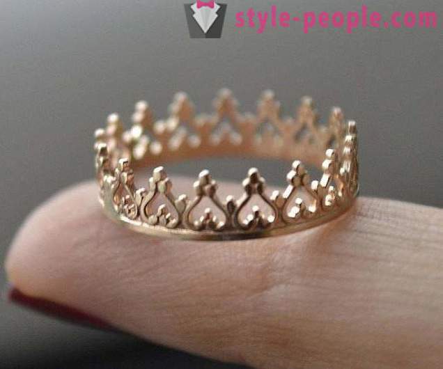 Cincin dalam bentuk mahkota. Emas, cincin perak