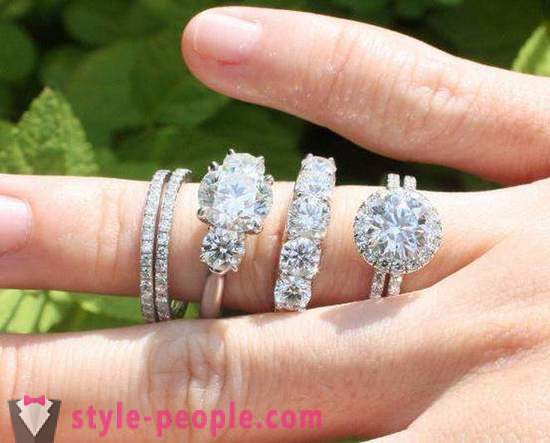 Pada satu jari memakai cincin pertunangan? cincin pertunangan: foto