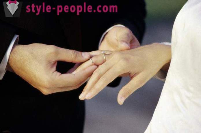 Pada satu jari memakai cincin pertunangan? cincin pertunangan: foto