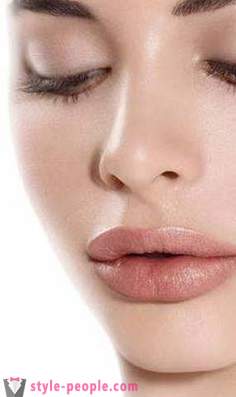Bagaimana untuk membuat bibir plumper di rumah: tips dan trik
