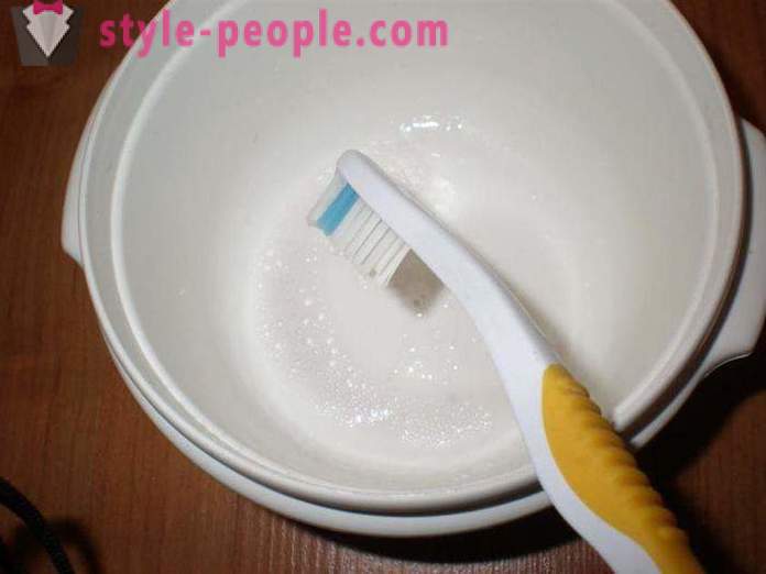 Seperti di rumah untuk memutihkan kuku anda? Bagaimana untuk meringankan kuku anda dengan mandi dan ubat gigi?