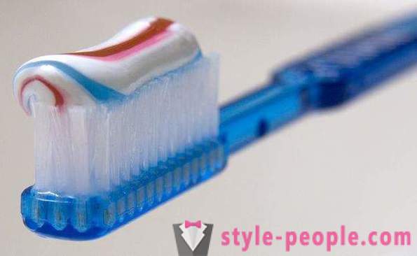 Seperti di rumah untuk memutihkan kuku anda? Bagaimana untuk meringankan kuku anda dengan mandi dan ubat gigi?