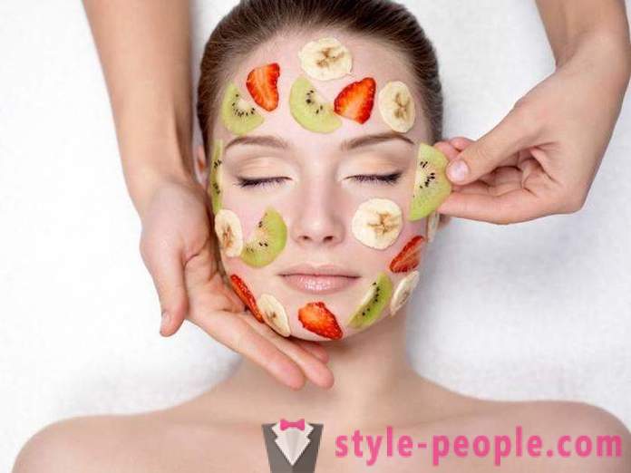 Menjaga kulit anda dengan betul: Topeng muka strawberi dan rahsia kecantikan lain